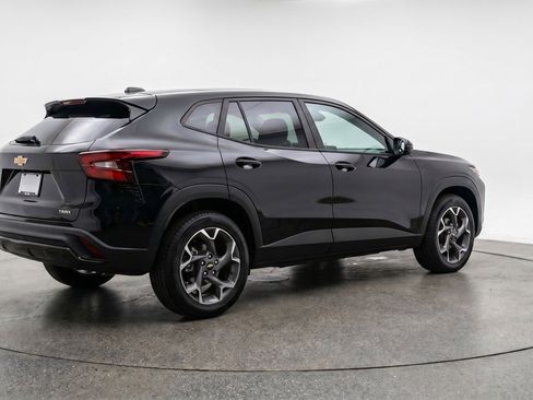 Used 2025 Chevrolet Trax LT w/ LT Convenience Package FWD image 9