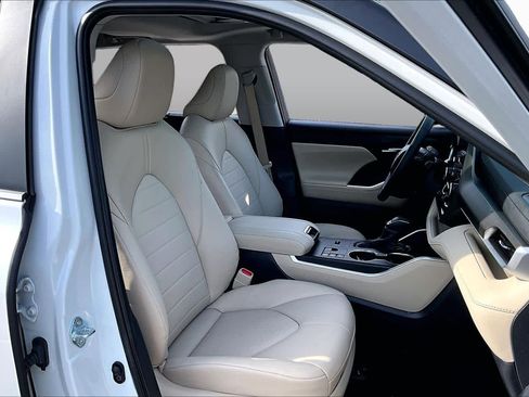 Used 2024 Toyota Highlander XLE FWD image 9