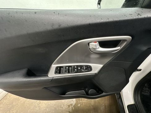 Used 2017 Kia Niro LX image 16