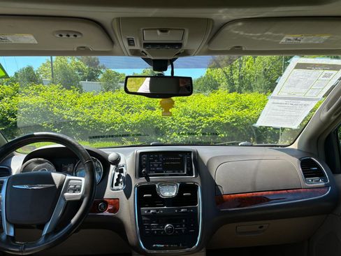 Used 2013 Chrysler Town & Country Touring-L w/ Driver Convenience Group FWD image 10