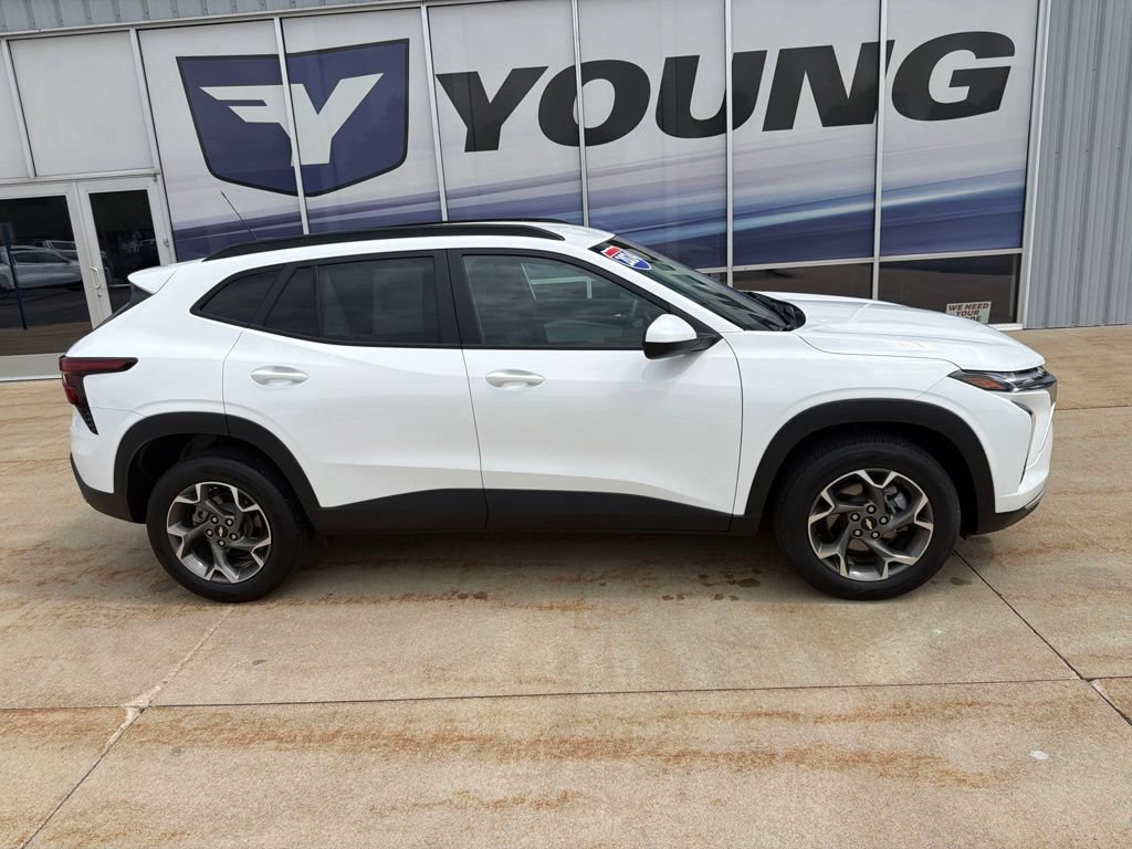 Used 2024 Chevrolet Trax LT FWD image 2