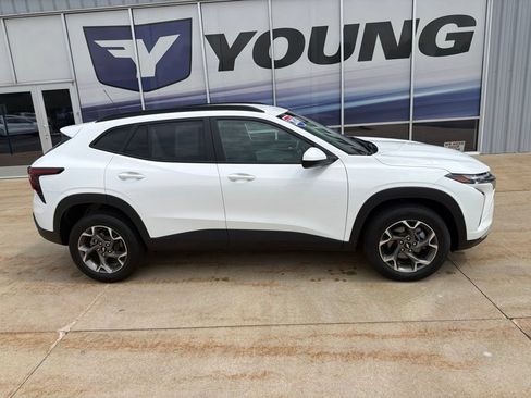 Used 2024 Chevrolet Trax LT FWD image 2