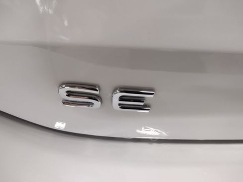 Used 2025 Volkswagen Tiguan SE FWD image 14