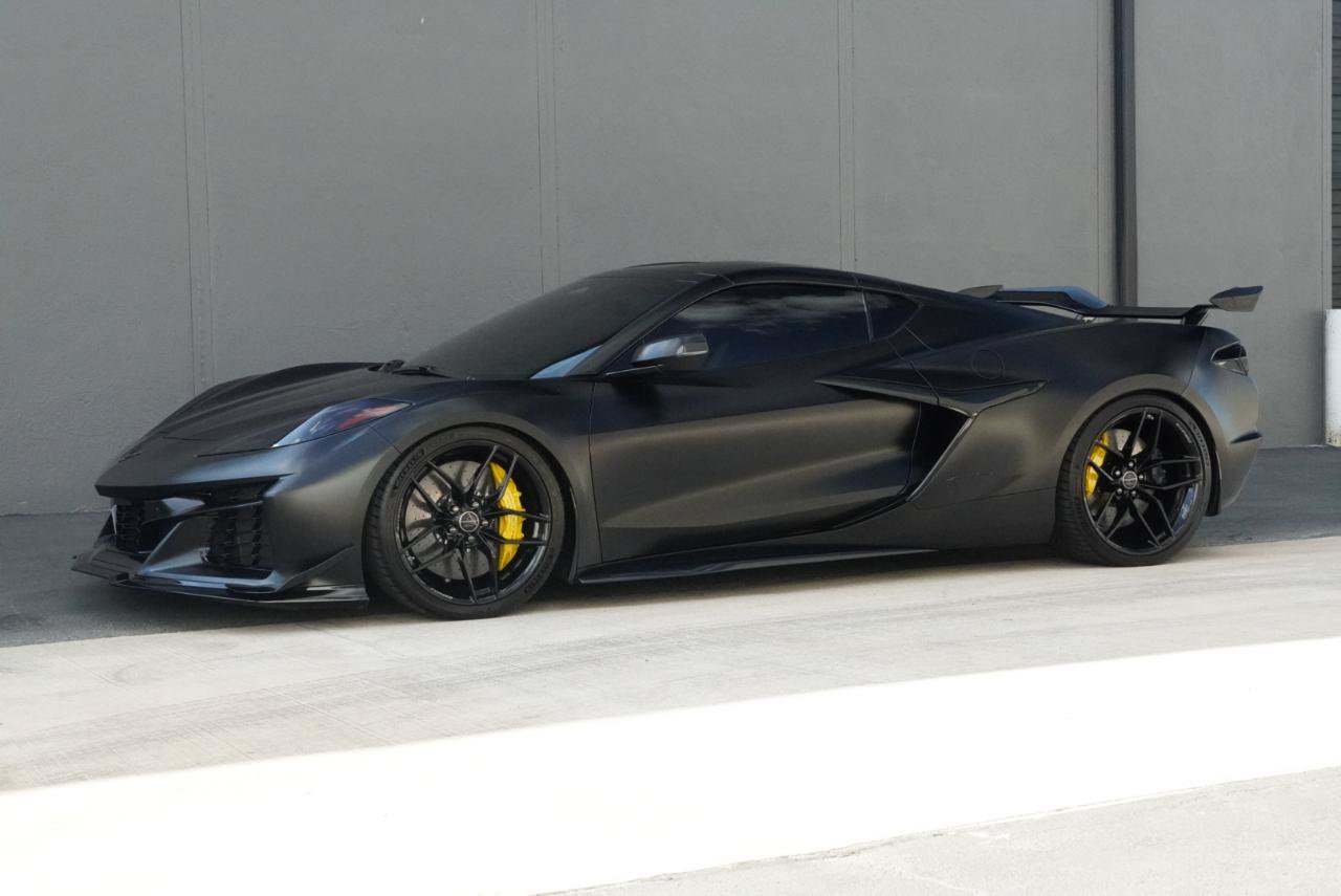 Used 2025 Chevrolet Corvette Z06 w/ Z07 Performance Package RWD image 2
