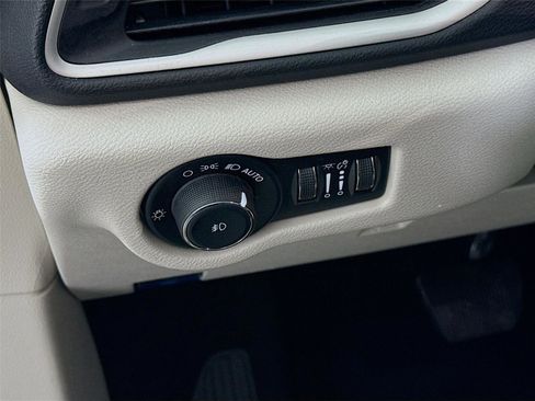 Used 2023 Chrysler Pacifica Touring-L FWD image 4