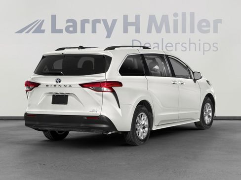 Used 2021 Toyota Sienna XLE image 2