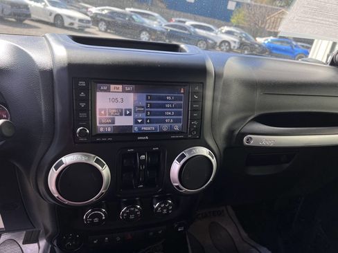 Used 2014 Jeep Wrangler Unlimited Rubicon w/ Connectivity Group image 17