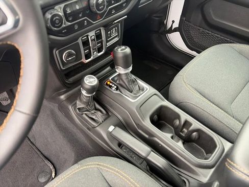 Used 2025 Jeep Wrangler Sahara image 44