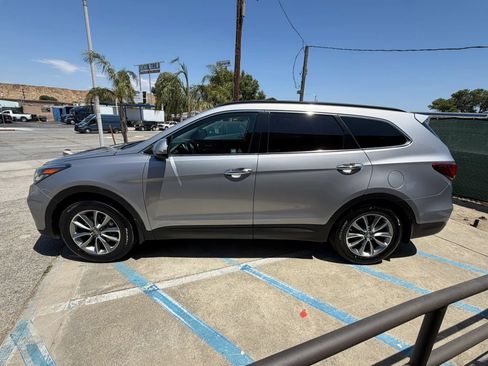 Used 2017 Hyundai Santa Fe SE FWD image 6