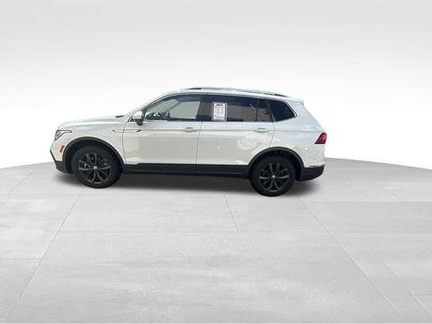 Used 2024 Volkswagen Tiguan SE AWD/4WD image 3