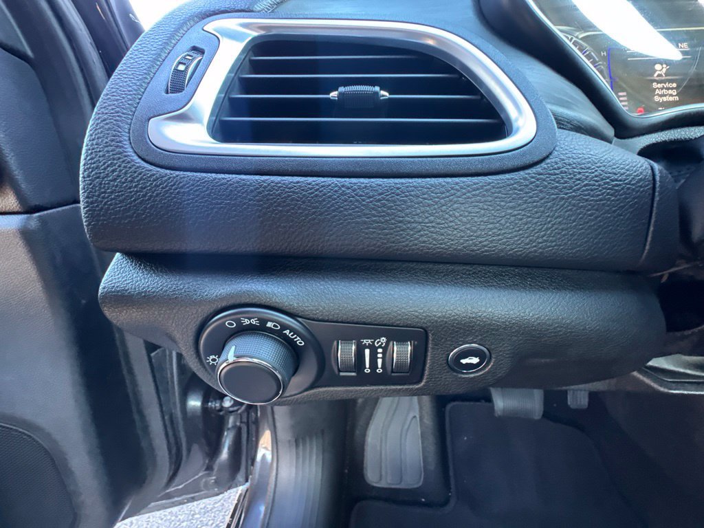 Used 2015 Chrysler 200 Limited FWD image 16