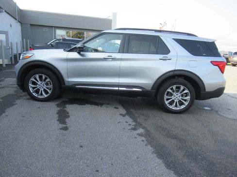 Used 2024 Ford Explorer XLT w/ Equipment Group 202A AWD/4WD image 8