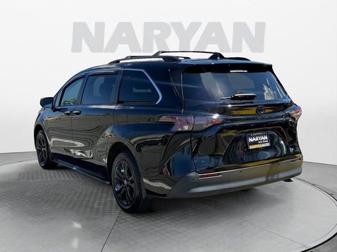 Used 2024 Toyota Sienna XLE Woodland Edition image 5