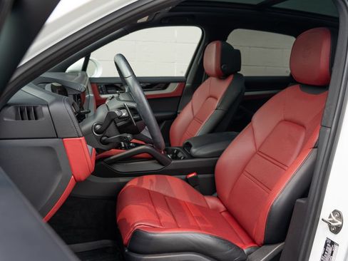 Used 2024 Porsche Cayenne AWD/4WD image 5