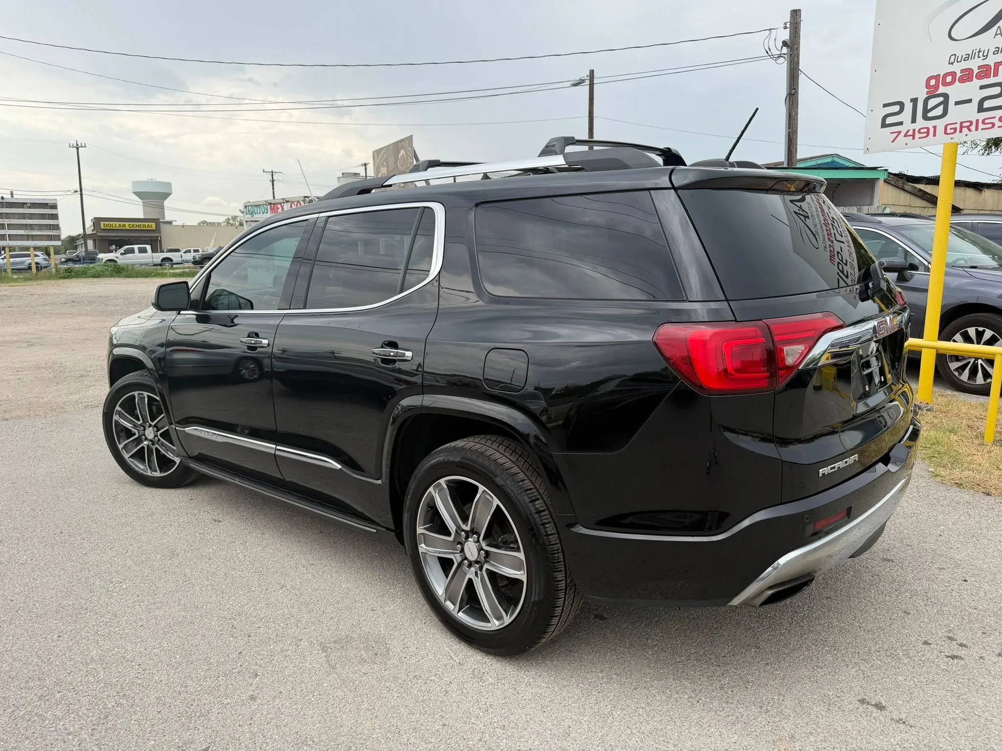 Used 2017 GMC Acadia Denali w/ Technology Package AWD/4WD image 4