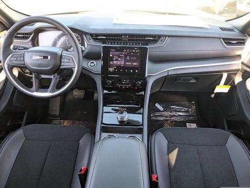 New 2025 Jeep Grand Cherokee L Altitude image 12