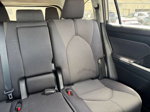 Used 2025 Toyota Highlander LE FWD image 39