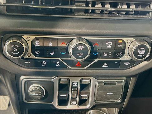 Used 2025 Jeep Wrangler Unlimited Sahara AWD/4WD image 26