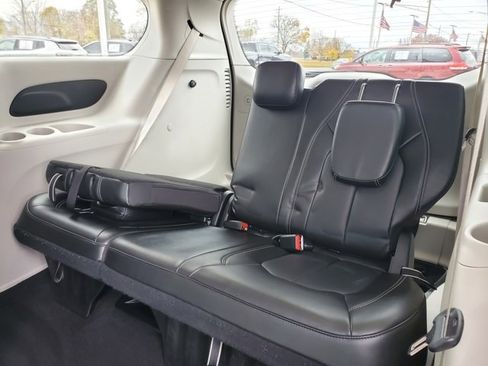 Certified 2024 Chrysler Pacifica Touring-L image 26