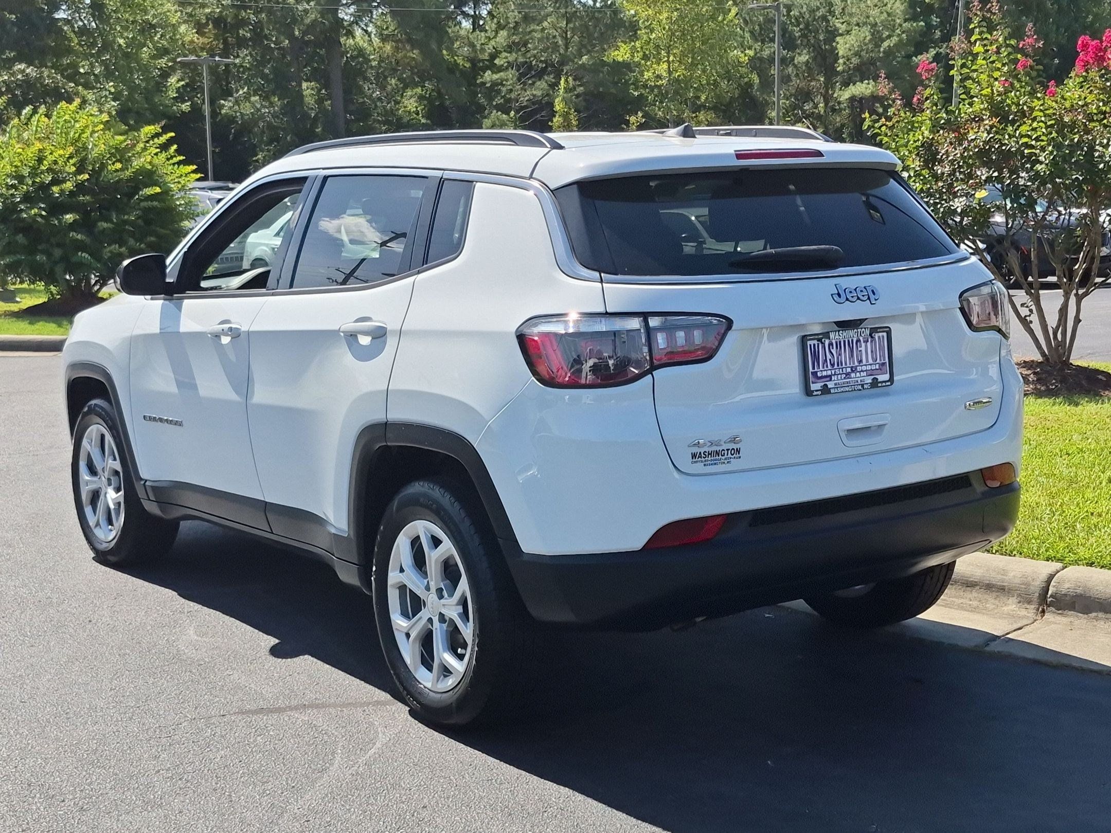 Used 2024 Jeep Compass Latitude AWD/4WD image 7