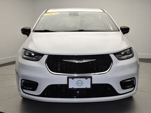 Used 2025 Chrysler Pacifica Select FWD image 2