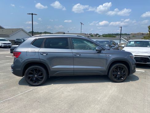 Certified 2023 Volkswagen Taos SE w/ Black Wheel Package FWD image 2