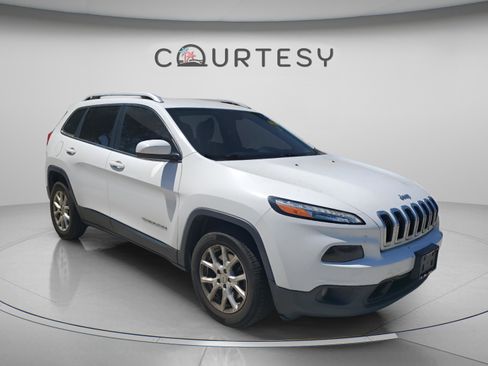 Used 2017 Jeep Cherokee Latitude FWD image 4