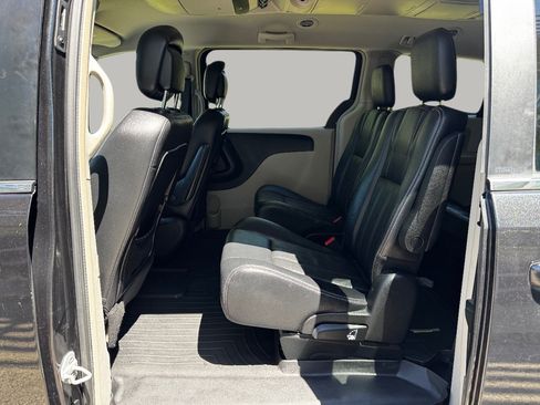 Used 2013 Chrysler Town & Country Touring FWD image 17