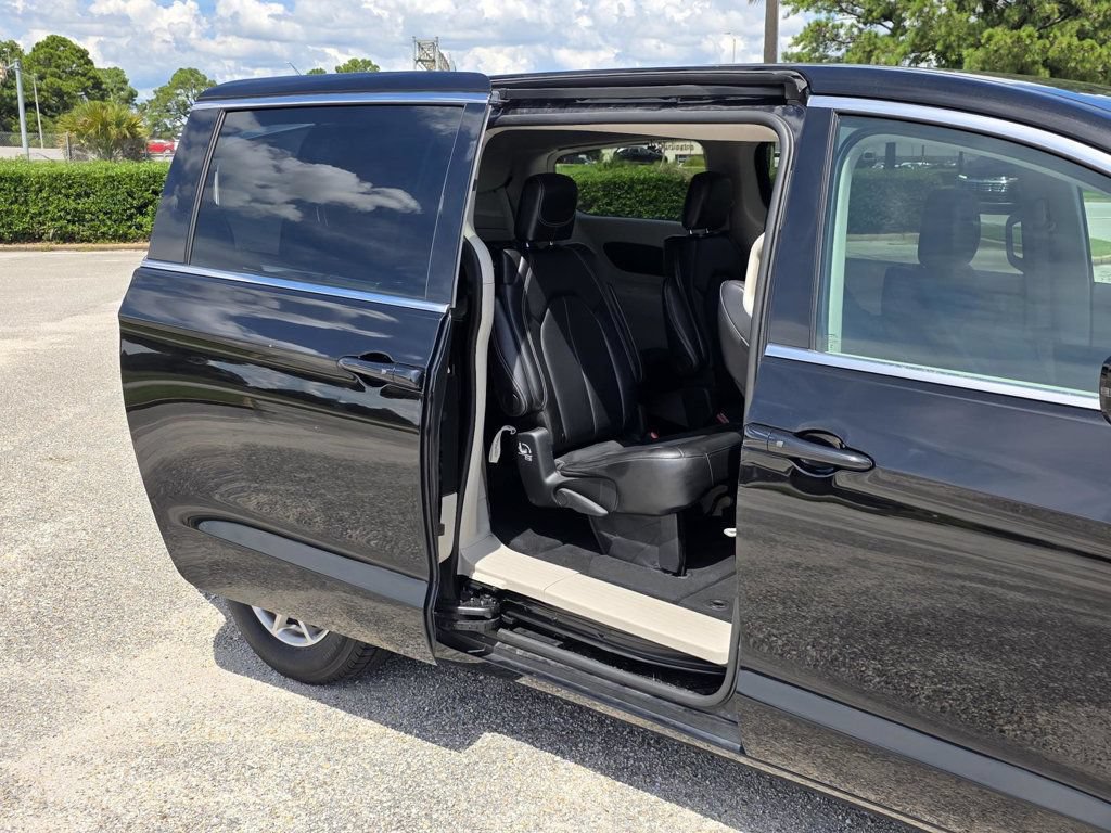 Used 2024 Chrysler Pacifica Touring-L FWD image 14