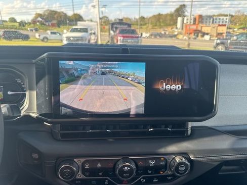 Used 2025 Jeep Wrangler Unlimited Sahara w/ Safety Group AWD/4WD image 18