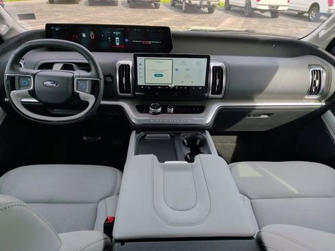 Certified 2025 Ford Expedition Platinum w/ Driver's Package AWD/4WD image 2