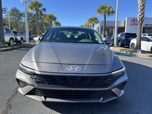 Used 2024 Hyundai Elantra SEL image 3