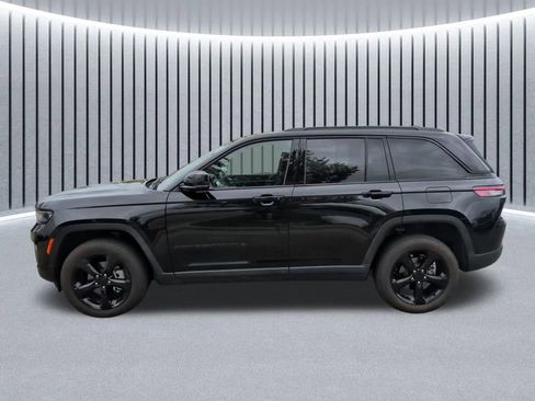 Used 2025 Jeep Grand Cherokee Limited w/ Black Appearance Package AWD/4WD image 13