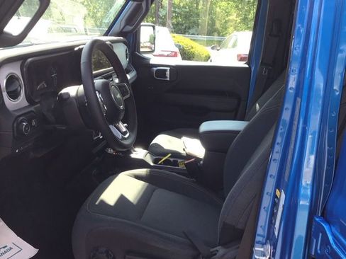 Used 2024 Jeep Wrangler Unlimited Sahara w/ Technology Group AWD/4WD image 5