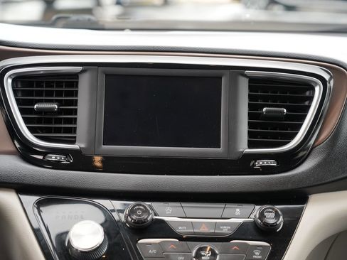 Used 2020 Chrysler Voyager LX FWD image 22