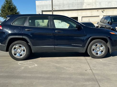 Used 2014 Jeep Cherokee Sport image 9