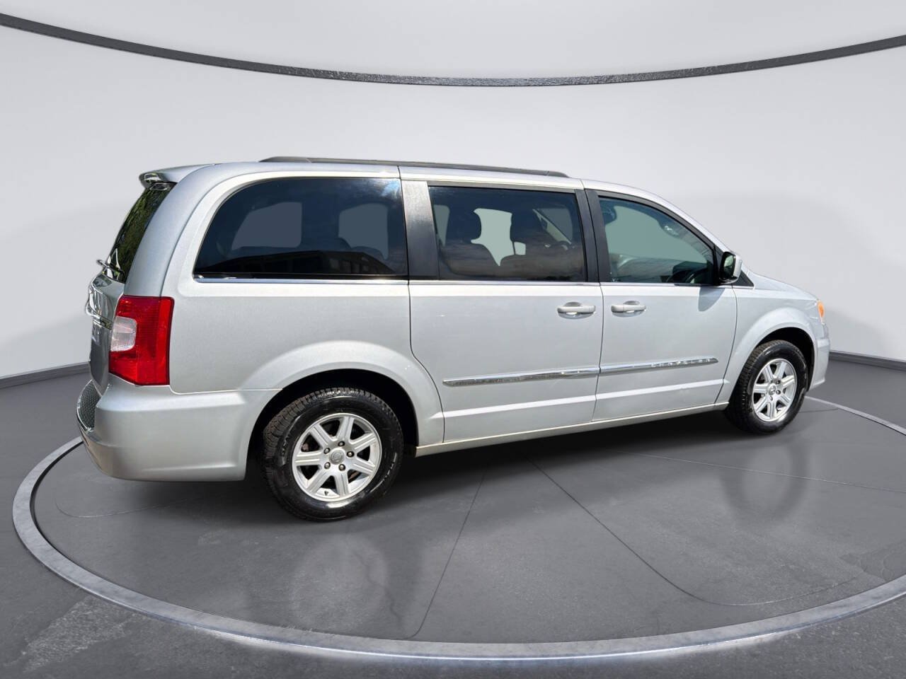Used 2012 Chrysler Town & Country Touring w/ Entertainment Group #1 FWD image 4