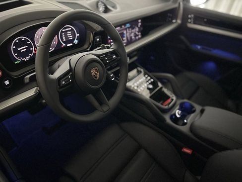 Used 2025 Porsche Cayenne Coupe image 4