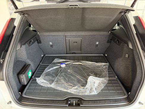 Certified 2025 Volvo XC40 B5 Plus AWD/4WD image 26