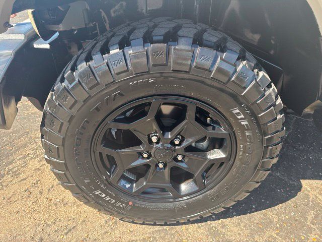 Used 2017 Jeep Wrangler Unlimited Sahara w/ Connectivity Group AWD/4WD image 9