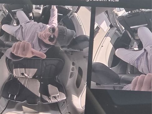 Used 2024 Chrysler Pacifica Limited w/ Uconnect Theater Family Group image 12