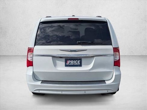 Used 2014 Chrysler Town & Country Touring-L w/ Driver Convenience Group image 7