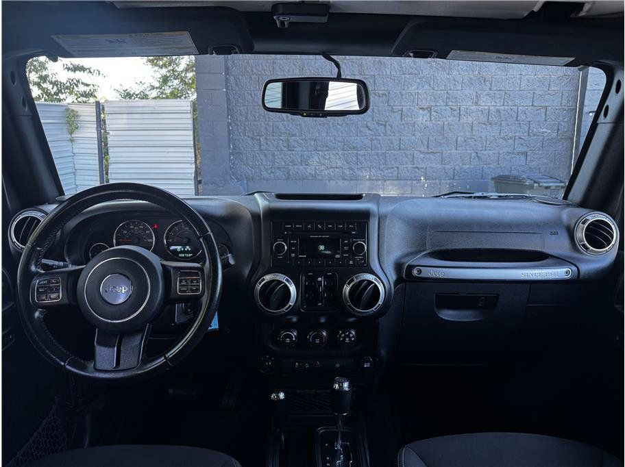 Used 2016 Jeep Wrangler Unlimited Rubicon w/ Connectivity Group AWD/4WD image 17