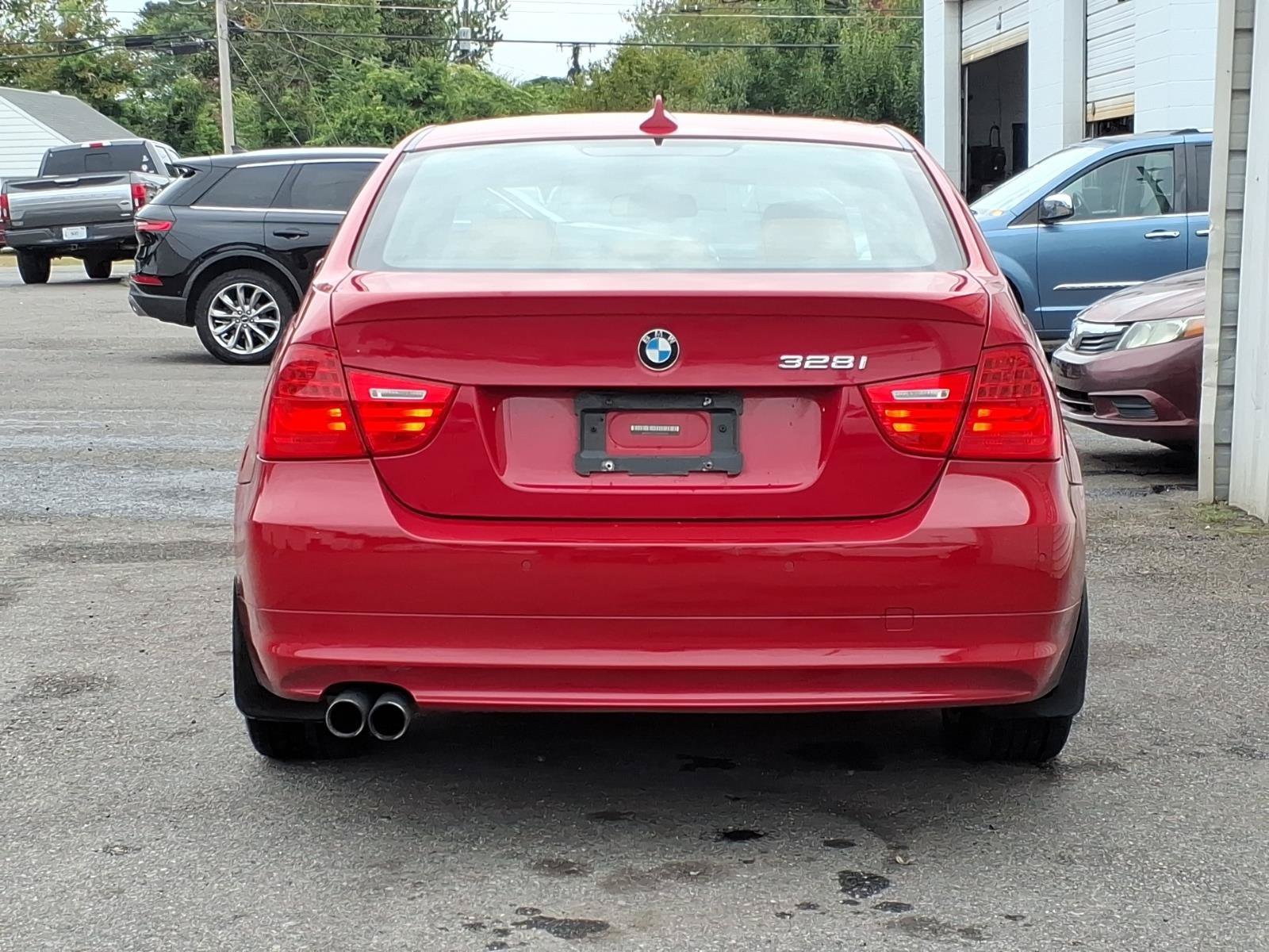 Used 2011 BMW 328i xDrive Sedan AWD/4WD image 4