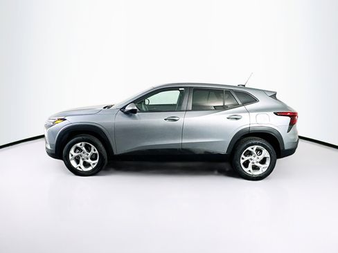 Used 2025 Chevrolet Trax LS w/ LS Convenience Package image 4