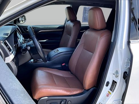 Used 2019 Toyota Highlander Limited Platinum FWD image 7