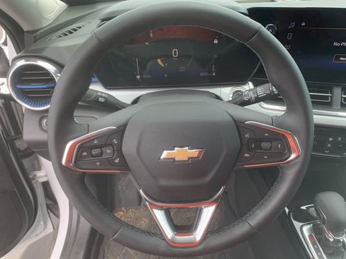 Used 2025 Chevrolet Trax LT w/ LT Convenience Package image 13