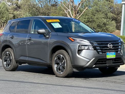 Used 2024 Nissan Rogue SV image 2
