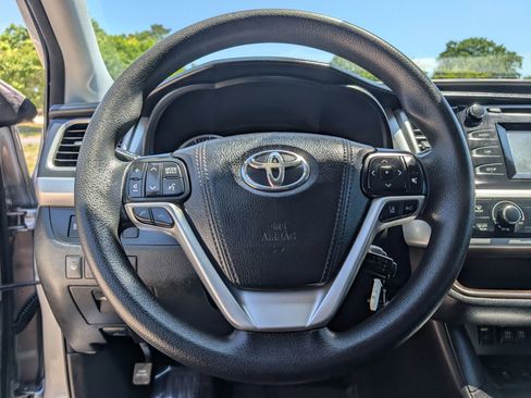 Used 2018 Toyota Highlander LE FWD image 19