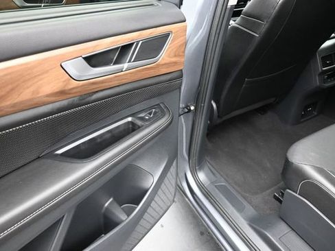 Used 2024 Volkswagen Atlas SE AWD/4WD image 16